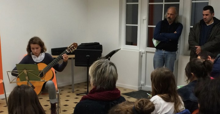 Léa à la guitare