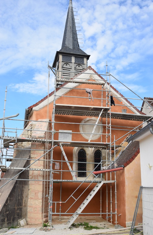 Vue du pignon côté cour de la sallle communale. On aperçoit l'oeil de boeuf borgne dont l'entourage en pierre a été dégagé pour mieux le souligner.